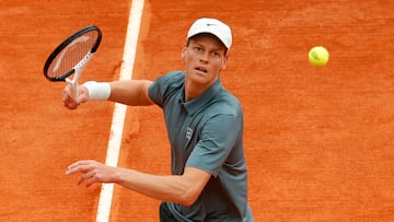 Jannik Sinner persigue la bola con la mirada.