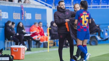 Leila Ouahabi se marcha al banquillo tras ser cambiada ante el Betis. 