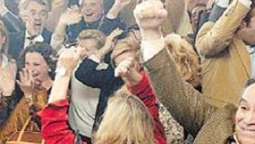 <b>VALENCIA SALE GANANDO.</b> Así de contenta se puso la gente que abarrotaba el Club Náutico de Valencia al conocer la elección de su ciudad como sede de la Copa América 2007. Abajo, Firmenich hace entrega a José Salinas, director del Consorcio Valencia 2007, del preciado trofeo.