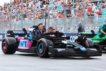 Durante el Gran Premio de Miami 2025, los 20 pilotos de F車rmula 1 desfilaron en r谷plicas a tama?o real de sus monoplazas, construidas con aproximadamente 400.000 piezas de LEGO cada una. Estas versiones el谷ctricas, con neum芍ticos Pirelli reales, alcanzaban hasta 20 km/h y fueron creadas en colaboraci車n con LEGO. El desfile reemplaz車 al tradicional cami車n de presentaci車n, ofreciendo una experiencia m芍s creativa, que gener車 entusiasmo tanto en la pista como entre los espectadores. La iniciativa busca acercar el espect芍culo de la F1 a los fans.