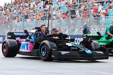 Durante el Gran Premio de Miami 2025, los 20 pilotos de Fórmula 1 desfilaron en réplicas a tamaño real de sus monoplazas, construidas con aproximadamente 400.000 piezas de LEGO cada una. Estas versiones eléctricas, con neumáticos Pirelli reales, alcanzaban hasta 20 km/h y fueron creadas en colaboración con LEGO. El desfile reemplazó al tradicional camión de presentación, ofreciendo una experiencia más creativa, que generó entusiasmo tanto en la pista como entre los espectadores. La iniciativa busca acercar el espectáculo de la F1 a los fans.