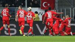 Los jugadores del Leverkusen celebran el empate