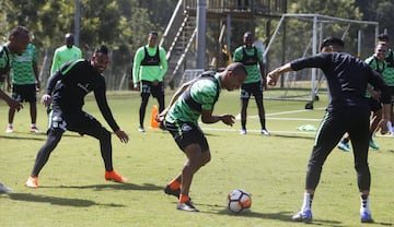 Atlético Nacional se prepara para enfrentar a Colo Colo en la Libertadores y a Huila en la semifinal de la Liga Águila.