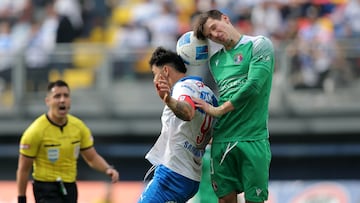 Futbol, Audax Italiano vs Universidad Catolica
Fecha 16, Liga de Primera 2025
El jugador de Universidad Catolica Fernando Zampedri, diputa el balon contra Enzo Ferrario de Audax Italiano durante un partido de primera division realizado en el estadio Bicentenario La Florida en Santiago, Chile.
20/07/2025
Javier Torres/Photosport
Football, Audax Italiano vs Universidad Catolica
16th turn, First Division League 2025
Universidad Catolica player Fernando Zampedri, vies the ball against Enzo Ferrario of Audax Italiano during a first division match at the Bicentenario La Florida stadium in Santiago, Chile.
20/07/2025
Javier Torres/Photosport