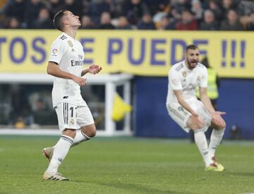 Benzema se lamenta por la ocasión de gol de Lucas Vázquez.