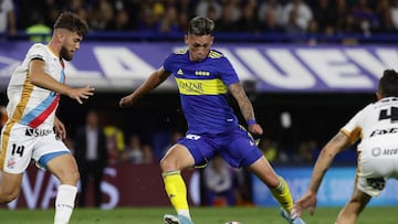 Boca Juniors' forward Luis Vazquez (C) prepares to shoot next to Arsenal's defender Gonzalo Goni (L) during their Argentine Professional Football League match at  La Bombonera stadium in Buenos Aires, on April 2, 2022. (Photo by ALEJANDRO PAGNI / AFP)