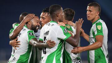 Atletico Nacional's midfielder Dorlan Pabon (L) celebrates with teammates after scoring against Melgar during the Copa Libertadores group stage first leg football match between Atletico Nacional and Melgar at the Metropolitan stadium in Barranquilla, Colombia, on April 20, 2023. (Photo by Daniel MUNOZ / AFP)