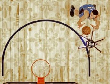 Aaron Gordon recoge el bal¨®n desde un dron.