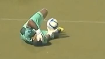 Otras jugadas antideportivas: Gol con el portero en el suelo