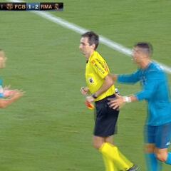 Va a dar la vuelta al mundo: el empujón de Cristiano al árbitro