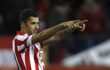 El jugador del Atlético de Madrid Simao celebra el 2-0 al Barcelona. 