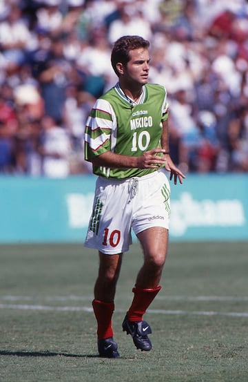 Jugó con los Pumas de 1986-1991, cuando fue traspasado al Atlético de Madrid. Con los Universitarios logró un campeonato de liga en 1991 venciendo, coincidentemente, al América. A su regreso a tierras mexicanas arribó con los de Coapa, donde jugó por tres años.