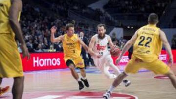 Sergio Rodr&iacute;guez, con el bal&oacute;n ante la defensa de Pangos.