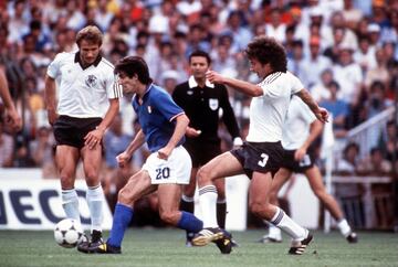 En 1982 se disputaba el Mundial de Fútbol en España. La selección italiana llegó a la final frente a la Alemania Federal. Los italianos vencieron 3-1 gracias a los goles del mismo Paolo Rossi, Marco Tardelli y Alessandro Altobelli. Breitner anotó para los alemanes.