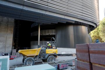 Operarios relizan diversas tareas en la  instalación del vallado de vidrio, pasamanos, banners y pantallas en la cara interior del videomarcador.