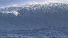 El bodysurfer Ahmed Erraji en el labio de una ola gigante generada por el hurac&aacute;n Epsilon en Lanzarote (Islas Canarias) en pasado 29 de octubre del 2020. 