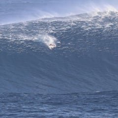 Ahmed Erraji desafía a las olas de Epsilon sin tabla en Lanzarote