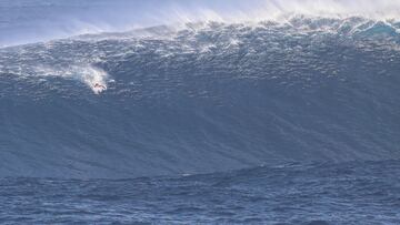 El bodysurfer Ahmed Erraji en el labio de una ola gigante generada por el hurac&aacute;n Epsilon en Lanzarote (Islas Canarias) en pasado 29 de octubre del 2020. 