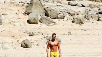 Cristiano, en la playa de un lago.