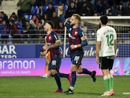 Jorge Pulido celebra su gol al Racing.
