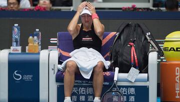 Angelique Kerber se lamenta durante su partido ante Shuai Zhang en el China Open de Pek&iacute;n.