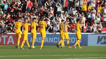 Los jugadores de Australia celebran con su afición el triunfo ante Palestina.