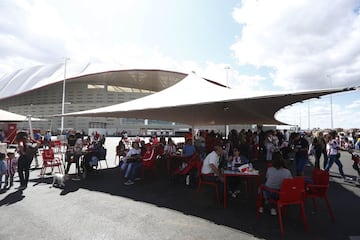 Desde las 10:00 de la mañana los aficionados atléticos celebran el estreno del nuevo estadio rojiblanco Wanda Metropolitano en los alrededores del estadio.
