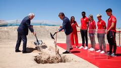 El presidente del Atlético de Madrid, Enrique Cerezo y el alcalde de Madrid, José Luis Martínez-Almeida, junto a deportistas del club, han participado de la colocación de la urna a modo de la primera piedra.