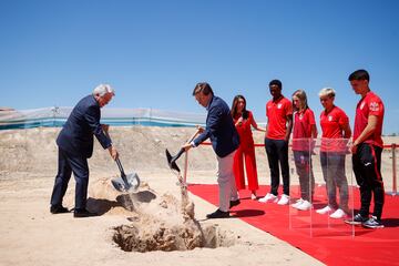 El presidente del Atlético de Madrid, Enrique Cerezo y el alcalde de Madrid, José Luis Martínez-Almeida, junto a deportistas del club, han participado de la colocación de la urna a modo de la primera piedra.