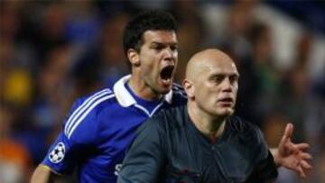 Los tabloides, indignados con el árbitro Henning Ovrebo