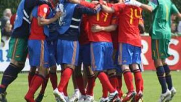 <b>UNA PIÑA. </b>Los jugadores de la Sub-19 celebraron tras el partido su clasificación para semifinales y para el Mundial Sub-20 de 2011.