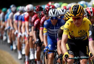 Mike Teunissen con el maillot amarillo. 