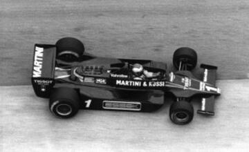 Mario Andretti fue campeón del mundo de Fórmula 1 en 1978 y además es el único piloto en conseguir el título de F1, ganar las 500 millas de Indinapolis y las 500 millas de Daytona.
