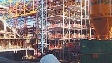 <b>DESOLACIÓN.</b> La imagen de las obras fue tomada ayer. Es lícito dudar de que se cumplan los plazos.