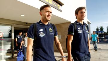 Lucas Pérez y Pedro Mosquera, en el desplazamiento del Depor a Granada en 2015.