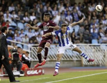 El centrocampista de la Real Sociedad Sergio Canales y el defensa del Deportivo Juan Francisco Moreno luchan por el balón durante el partido correspondiente a la trigésimo primera jornada de Liga que disputan en el estadio de Anoeta de San Sebastián.