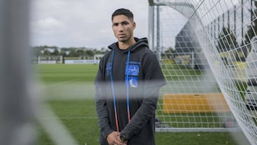 Achraf posa para AS en la ciudad deportiva del Dortmund.