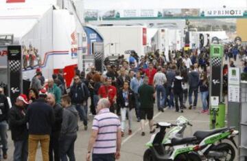 Ambiente motero y chicas guapas en el circuito Ricardo Tormo