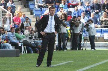 Se le relaciona hasta con 5 descensos a Segunda, dos con el Recreativo de Huelva (2003, 2009) y en los otros tres: Murcia en 2008, Levante en 2015 y Granada 2017 fue destituido antes del terminar la temporada, pero su cese no evitó el descenso de los equipos.