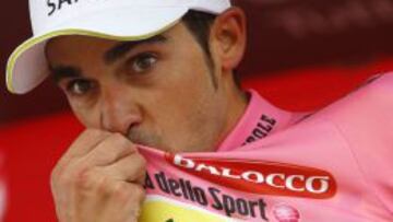 Alberto Contador se besa la maglia rosa en Aprica.