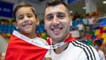 Cemal con su hijo Cinar.