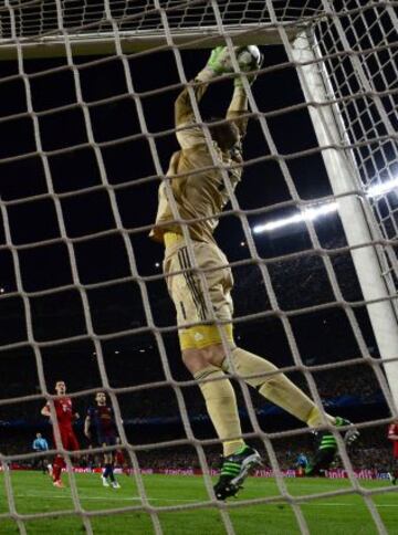 Manuel Neuer portero del Bayern detiene un balón.