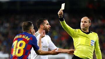 Soccer Football - La Liga Santander - Real Madrid v Barcelona - Santiago Bernabeu, Madrid, Spain - March 1, 2020 Real Madrid's Dani Carvajal and Barcelona's Jordi Alba are shown yellow a card each by referee Antonio Mateu Lahoz REUTERS/Juan Me