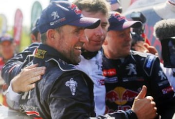 El piloto Stephane Peterhansel, y su copiloto Jean Paul Cottret, y el director deportivo de Peugeot Sports, Bruno Famin, celebran la victoria del Dakar 2016, al finalizar la decimotercera y última etapa del rally Dakar 2016 entre las localidades de Villa Carlos Paz y Rosario 