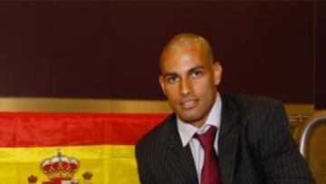 <b>ILUSIONADO. </b>Fernandao señala la bandera española.