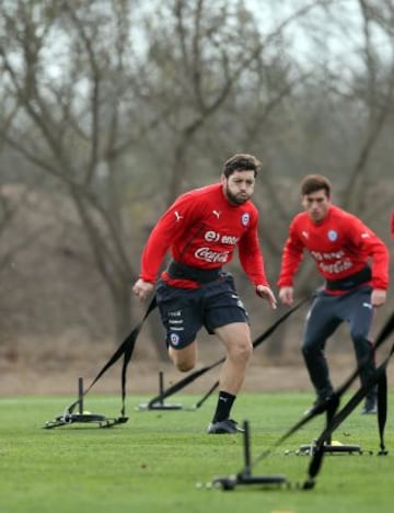 Angelo Henr&iacute;quez y Fernando Meneses hablaron con la prensa. La selecci&oacute;n chilena trabaj&oacute; en doble jornada este lunes.