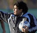 Maradona: "Messi, Tévez, Mascherano o Gago no pueden jugar en este césped"