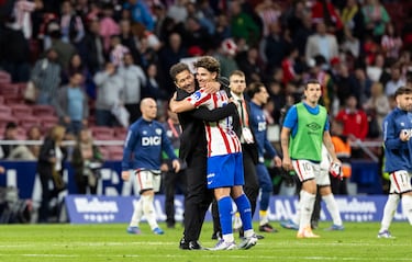 Simeone felicita a Julián Álvarez tras finalizar el partido.