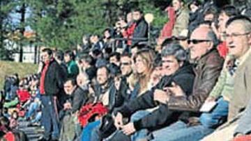 <b>EXPECTACIÓN. </b>La grada de Lezama se quedó pequeña.