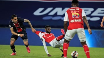 Paris (France), 16/05/2021.- Paris Saint-Germain&#039;s Angel di Maria (L) pulls the jersey of Moreto Cassama (C) of Reims during the French Ligue 1 soccer match between Paris Saint-Germain (PSG) and Reims at the Parc des Princes stadium in Paris, France,